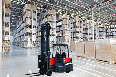 Comparison of articulated forklift and VNA forklift